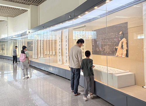 石屏縣博物館藏袁嘉谷真跡首次亮相玉溪.jpg 石屏縣博物館藏袁嘉谷真跡首次亮相玉溪.jpg