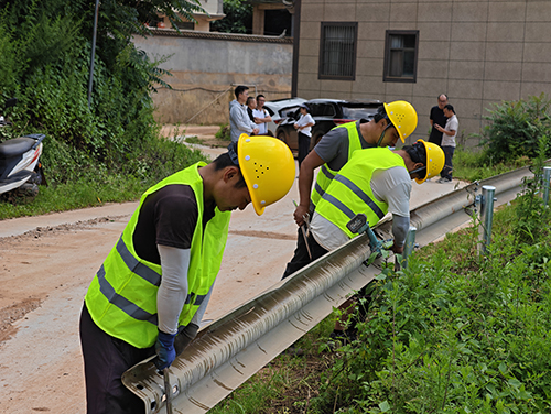 舊護(hù)欄再利用 守護(hù)村民出行路.jpg