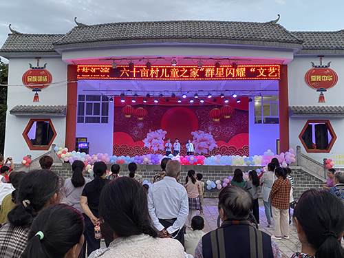 家長(zhǎng)放心干活 孩子有人關(guān)愛(ài).jpg 家長(zhǎng)放心干活 孩子有人關(guān)愛(ài).jpg