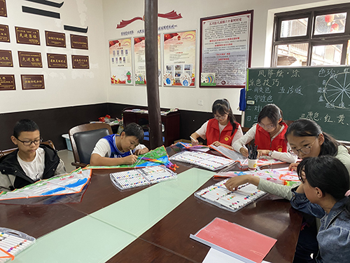 家長(zhǎng)放心干活 孩子有人關(guān)愛(ài)1.jpg 家長(zhǎng)放心干活 孩子有人關(guān)愛(ài)1.jpg