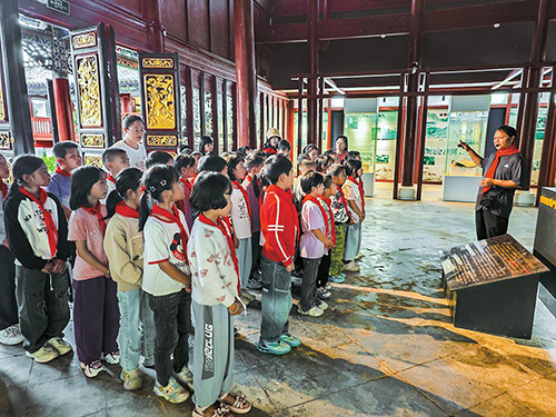 咪哩中心小學開展“開學第一課”紅色教育活動.jpg 咪哩中心小學開展“開學第一課”紅色教育活動.jpg