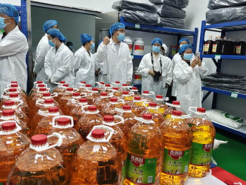 我市開展校園配餐服務企業培訓暨家長參觀活動.jpg 我市開展校園配餐服務企業培訓暨家長參觀活動.jpg