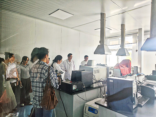 我市開展“藥品安全宣傳周”實驗室開放日活動.jpg 我市開展“藥品安全宣傳周”實驗室開放日活動.jpg