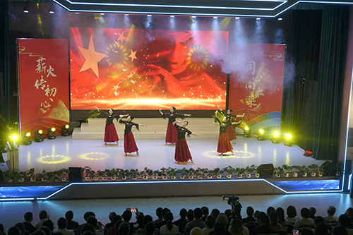 文藝晚會迎“雙節”.jpg