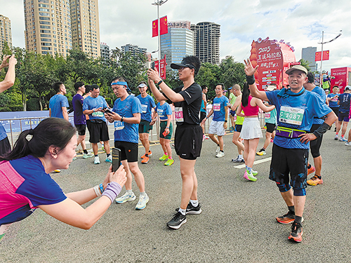 兩萬跑者與玉溪的“雙向奔赴”8.jpg
