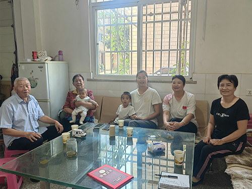 一個早點鋪凝聚相親相愛一家人.jpg 一個早點鋪凝聚相親相愛一家人.jpg