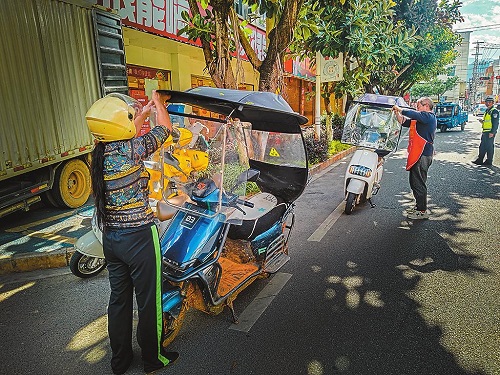 500強(qiáng)化隱患排查拆除違規(guī)加裝車篷.jpg 500強(qiáng)化隱患排查拆除違規(guī)加裝車篷.jpg