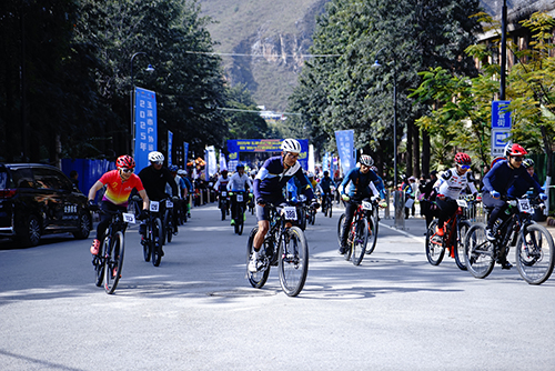 挑戰爬坡極限 感受滇銅記憶 暢享文旅盛宴.jpg