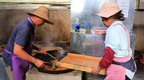 西尼村:古法紅糖引客來群眾增收日子甜.jpg 西尼村:古法紅糖引客來群眾增收日子甜.jpg