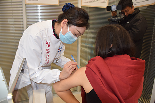 國產(chǎn)九價(jià)HPV疫苗玉溪首針接種啟動(dòng).jpg 國產(chǎn)九價(jià)HPV疫苗玉溪首針接種啟動(dòng).jpg