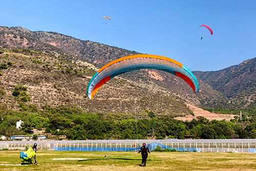 滑翔傘愛好者體驗“暖冬元江”魅力.jpg