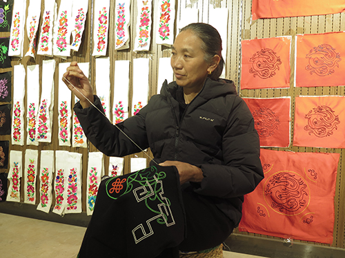 針藏萬物 線繡彝鄉(xiāng).jpg