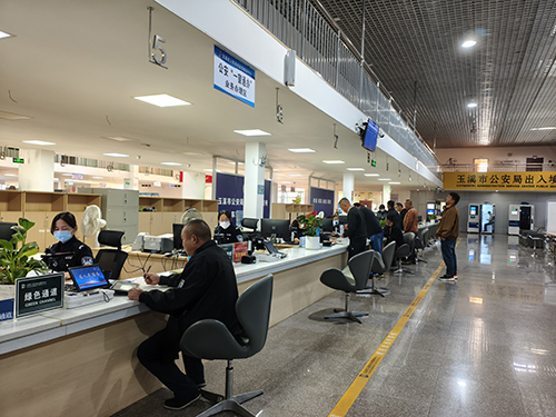 政務窗口“開工忙”服務群眾“不斷檔”.jpg 政務窗口“開工忙”服務群眾“不斷檔”.jpg