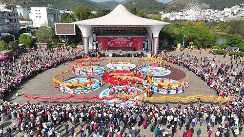 菌鄉(xiāng)織就同心結(jié) 共繪團(tuán)結(jié)幸福卷.jpg 菌鄉(xiāng)織就同心結(jié) 共繪團(tuán)結(jié)幸福卷.jpg
