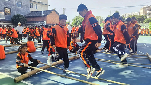 菌鄉(xiāng)織就同心結(jié) 共繪團(tuán)結(jié)幸福卷2.jpg 菌鄉(xiāng)織就同心結(jié) 共繪團(tuán)結(jié)幸福卷2.jpg