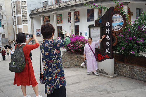 菌鄉(xiāng)織就同心結(jié) 共繪團(tuán)結(jié)幸福卷3.jpg 菌鄉(xiāng)織就同心結(jié) 共繪團(tuán)結(jié)幸福卷3.jpg