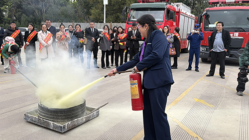 消防宣傳進車站 守護群眾出行路.jpg